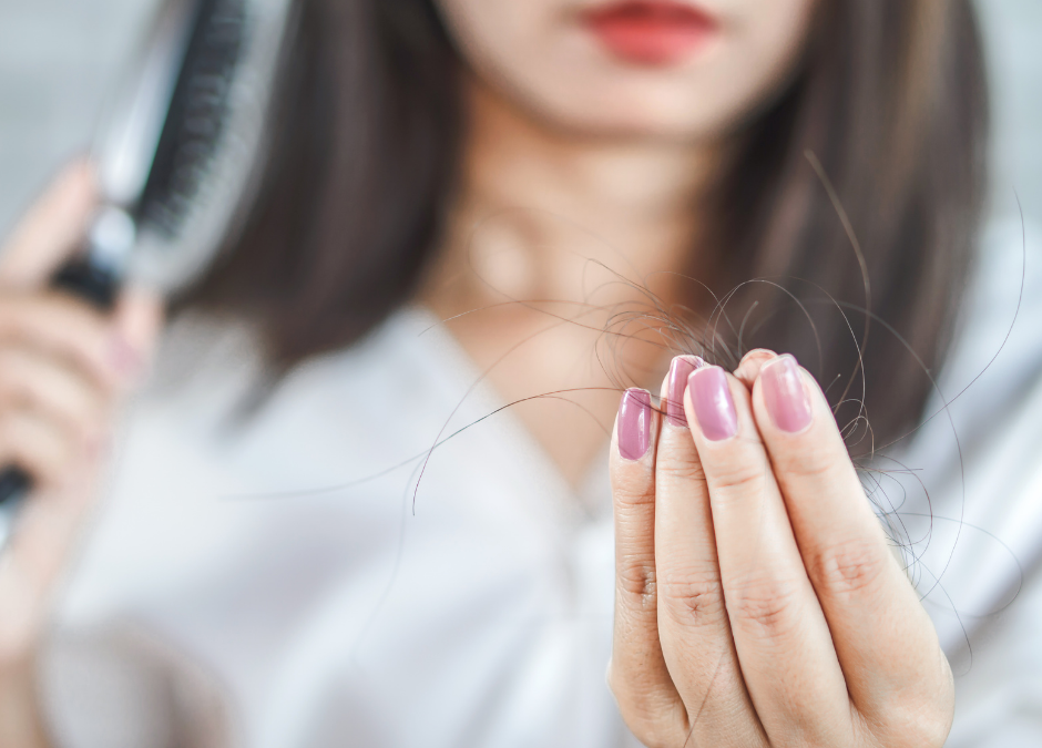 Debilitamiento y caída del cabello. ¿Cuáles son las causas? ¿Y las soluciones?